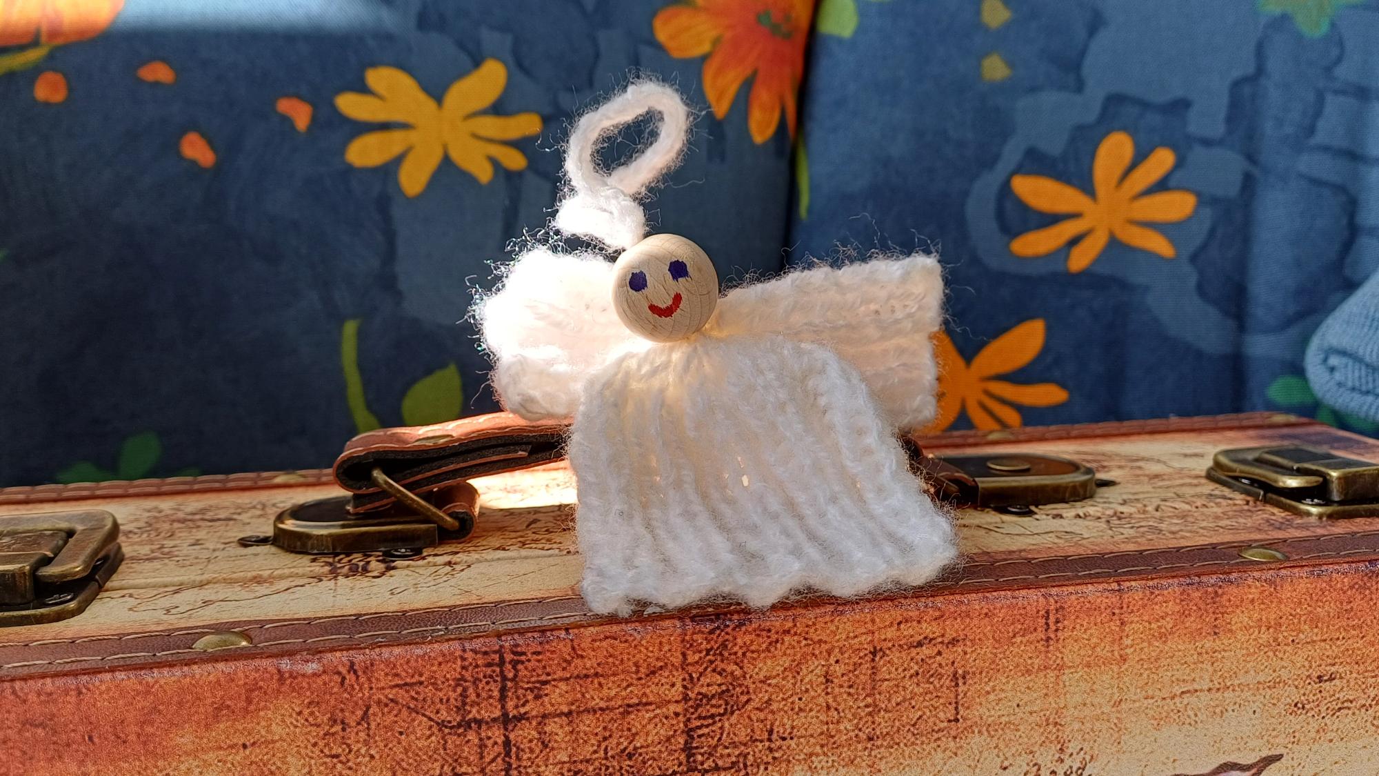 Trostkoffer zum Ausleihen mit gestricktem Engelchen als Geschenk für Kinder