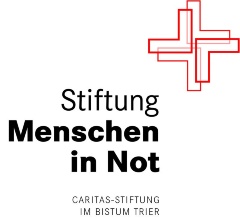 Man sieht das Logo der Stiftung Menschen in Not (ein stilisiertes rotes Kreuz). Darüber der Text