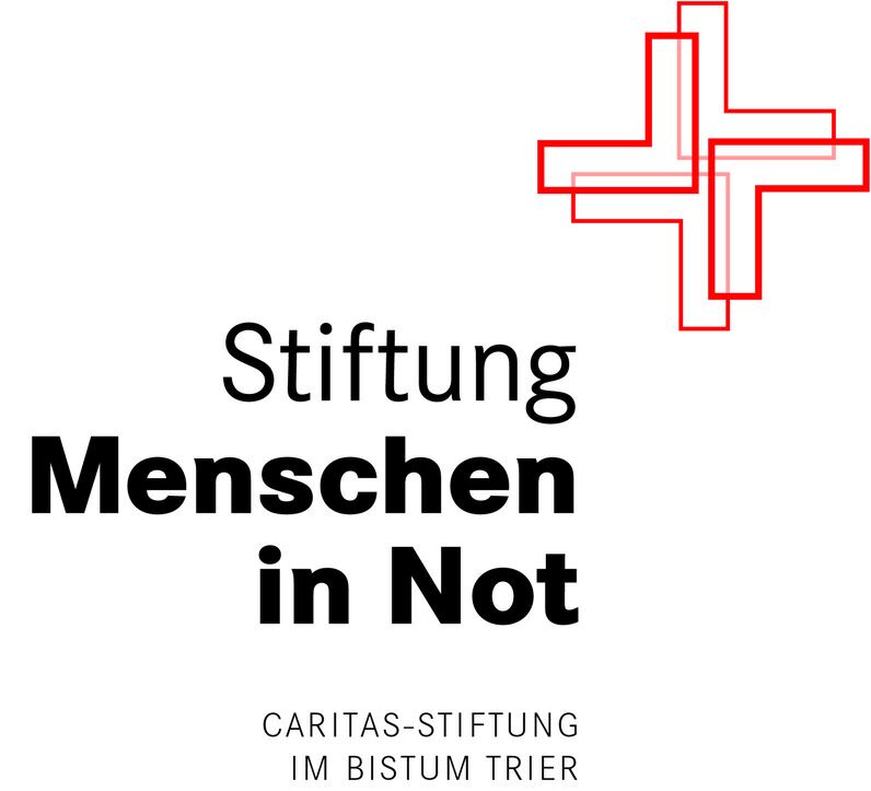 Man sieht zwei rote, sich überlappende Kreuze. Daneben der Text 'Stiftung Menschen in Not. Caritas-Stiftung im Bistum Trier'
